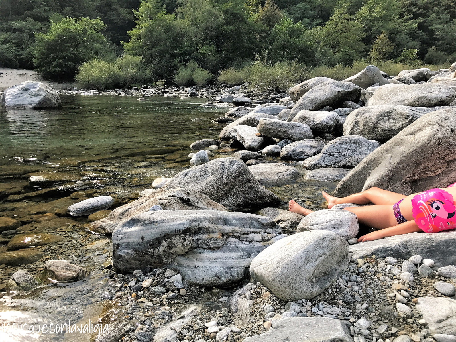 Vita da spiaggia al fiume Al fiume come in spiaggia