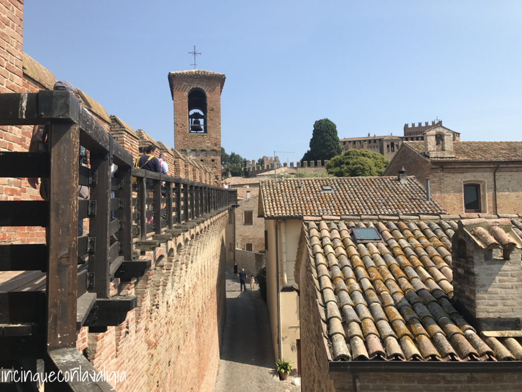 Le mura di cinta a Gradara Mura di cinta a Gradara