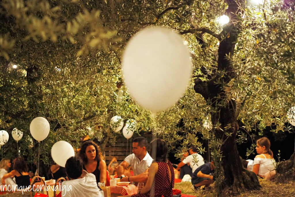 Convivialità a Scamporella Palloncini bianchi a Scamporella