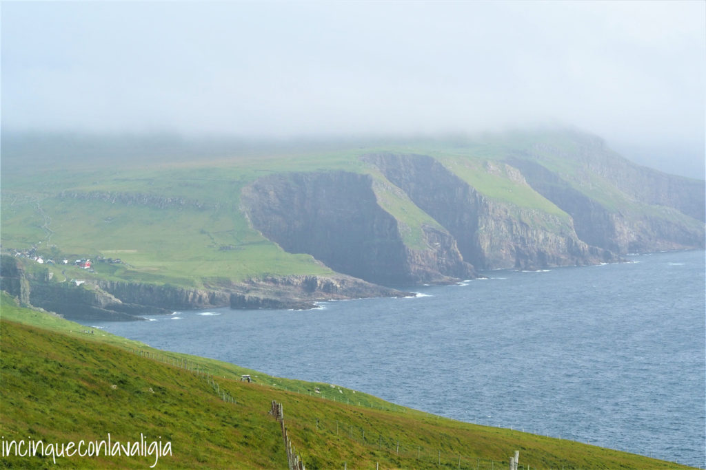 Costa dal faro di Mykines