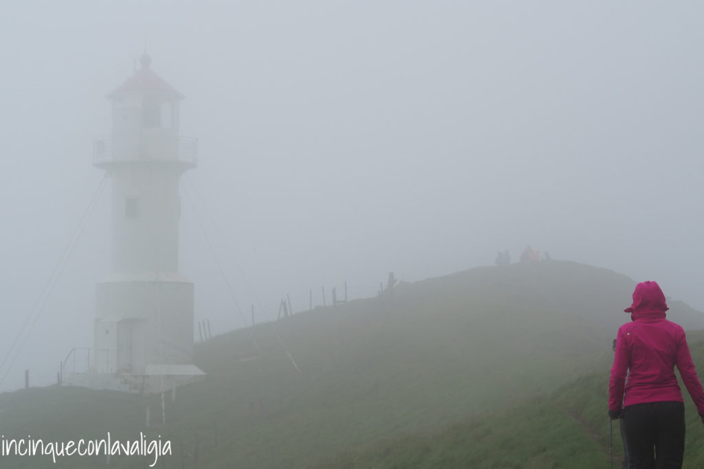 Il faro avvolto nella nebbia a Mykines Il faro immerso nella nebbia