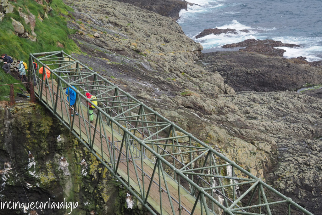 Ponte sospeso a picco sul mare a Mykines Ponte sospeso sul mare a Mykines