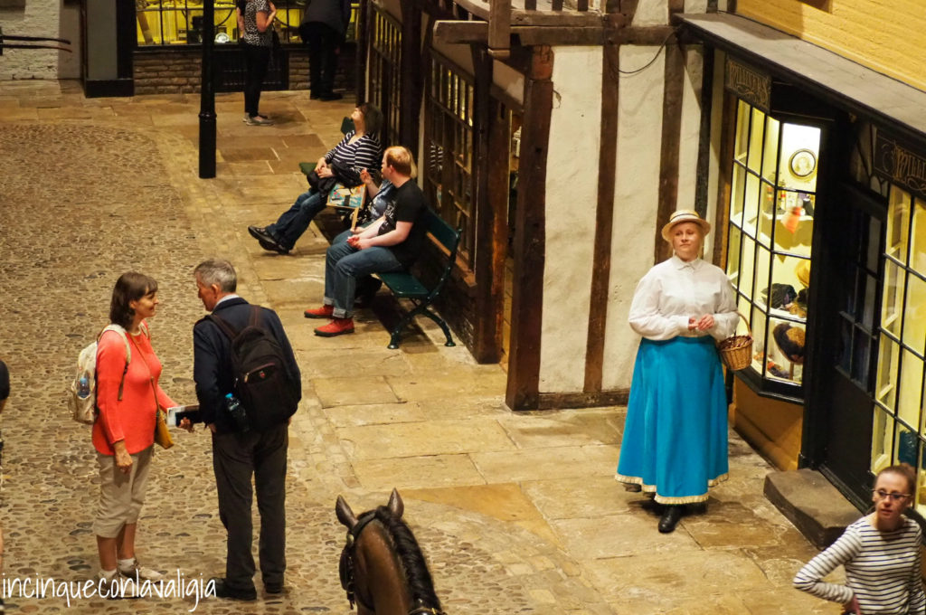 Comparse in abiti d'epoca allo York Castle Museum Comparse in abiti d'epoca al museo