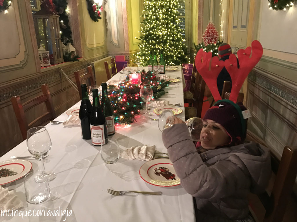 Tavola imbandita nella casa bergamasca di Babbo Natale Tavola imbandita nella casa bergamasca di Babbo Natale