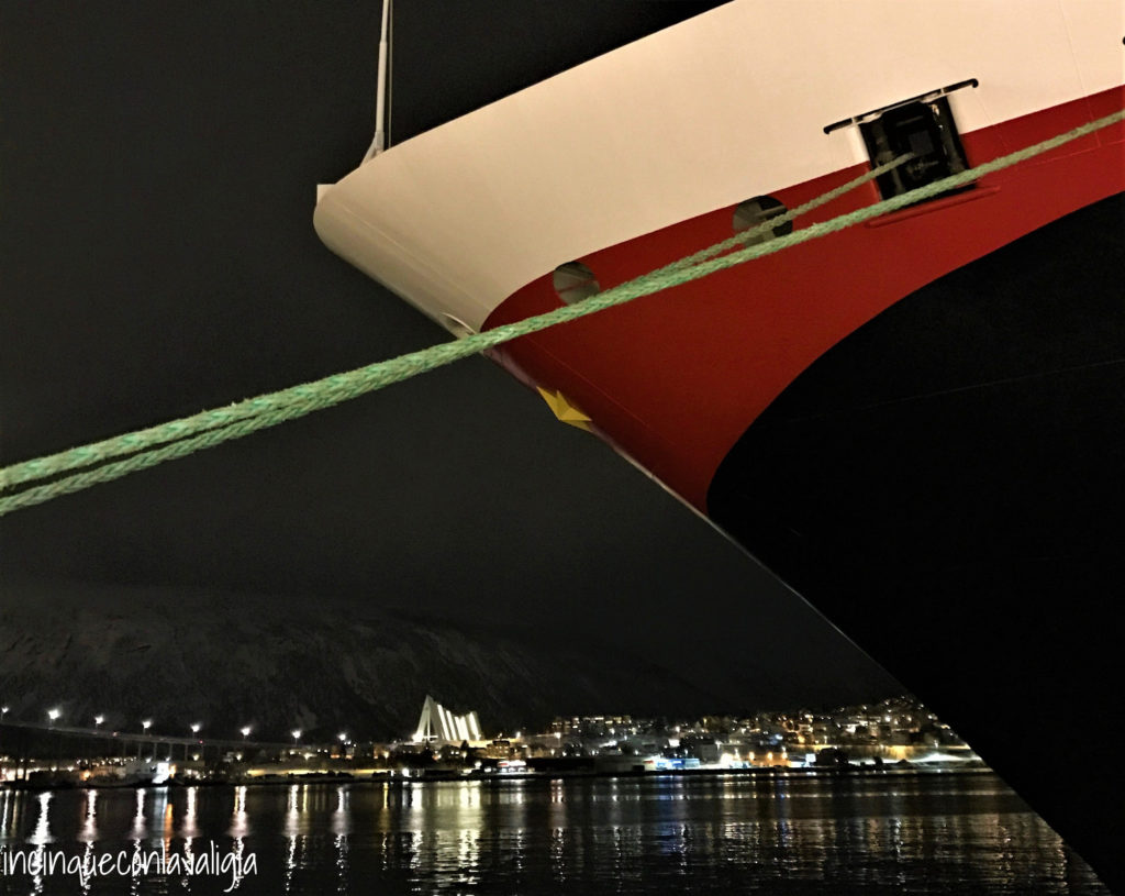 Hurtigruten nel porto Postale dei fiordi Hurtigruten nel porto di Tromsø