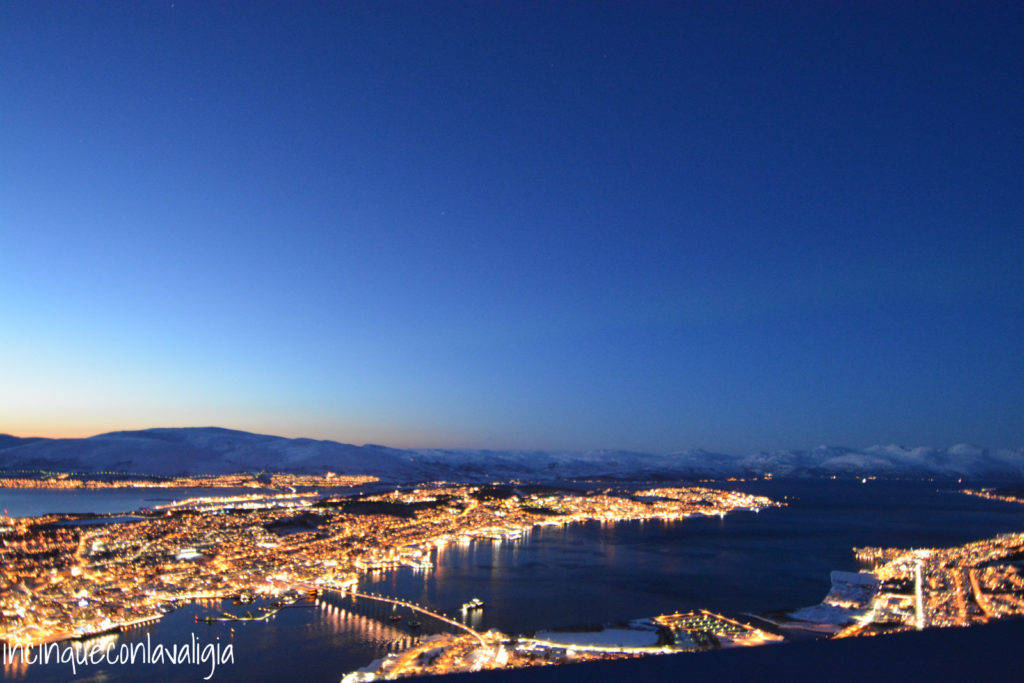 Vista di Tromsø dall'alto Tromsø dall'alto al crepuscolo: magia assicurata