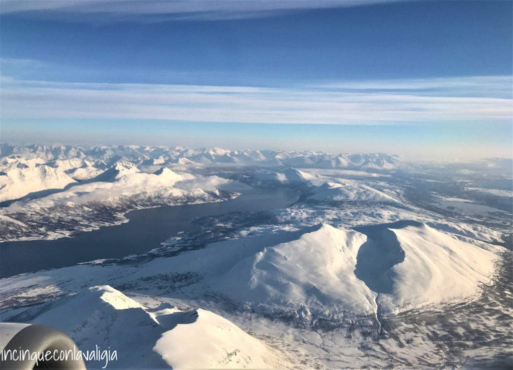 Vista dall'aereo su Tromsø e i fiordi