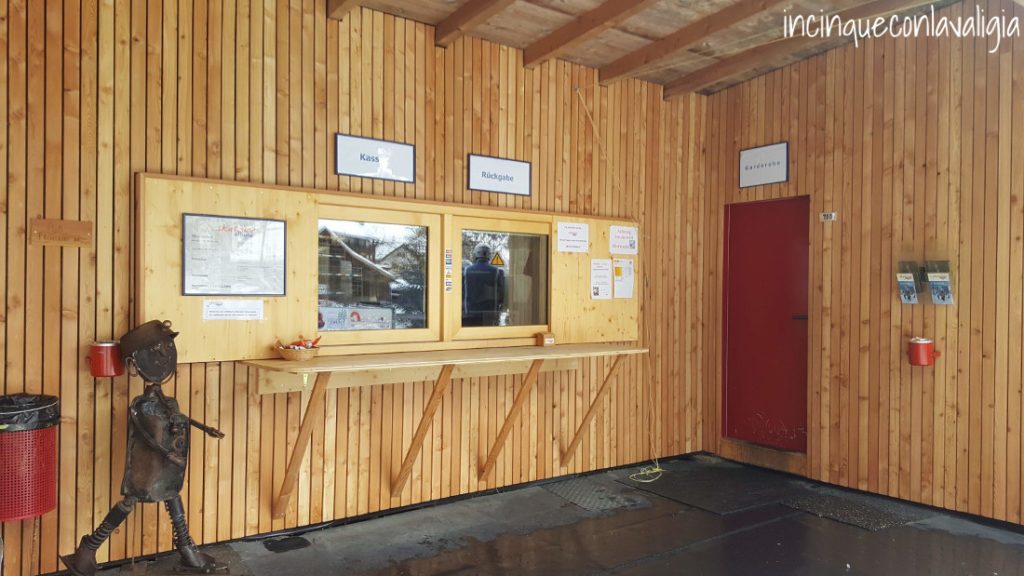 biglietteria pista pattinaggio sul ghiaccio nel bosco Biglietteria Albula Skateline