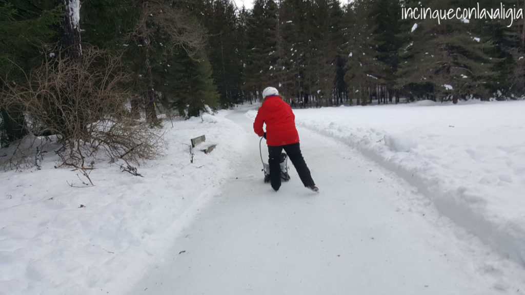 Pattinare in mezzo al bosco Pista di pattinaggio sul ghiaccio in Svizzera