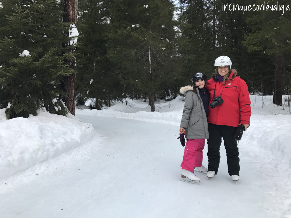 Momento mamma e figlia all'Albula Pattinare sul ghiaccio in Svizzera