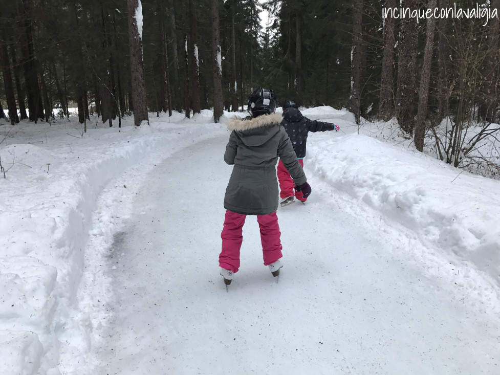 Pista di pattinaggio sul ghiaccio Skateline Albula Pattinare sul ghiaccio nel bosco