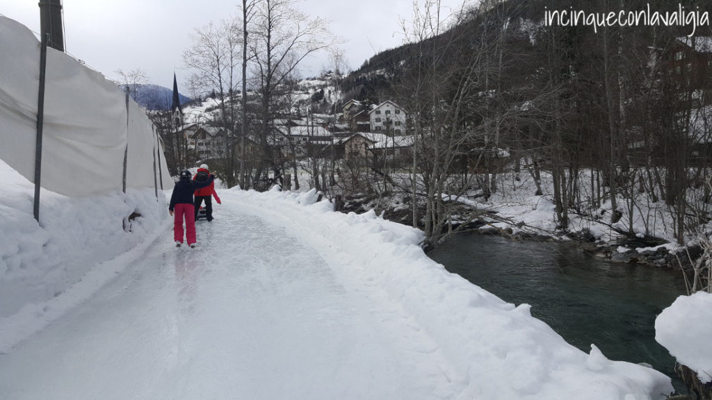 Pista su ghiaccio a bordo fiume Svizzera Ruscello accanto alla pista di pattinaggio