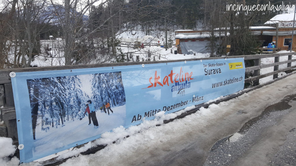 Pista di pattinaggio sul ghiaccio nel bosco Skateline Albula Skateline Albula
