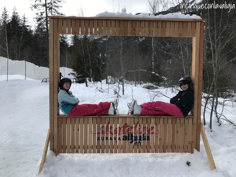 Skateline Albula in dirittura di arrivo Pista di pattinaggio sul ghiaccio nel bosco Albula