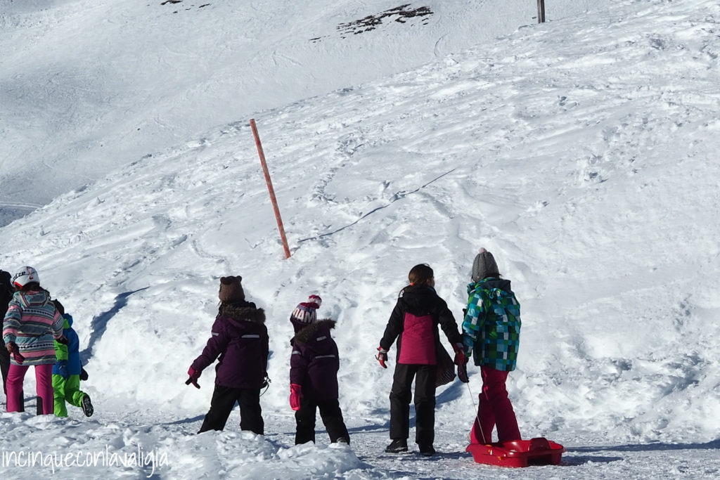 Passeggiata nella neve con bambini In bob al rifugio Rossalm