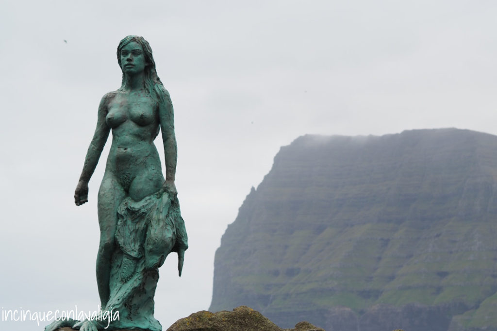 La statua della donna foca La donna foca sull'isola di Kalsoy