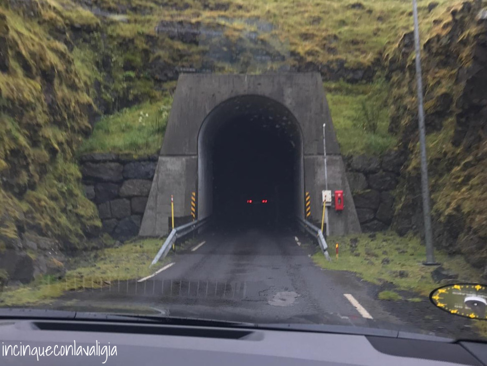 Tunnel a una carreggiata alle Isole Faroe Tunnel alle Isole Faroe