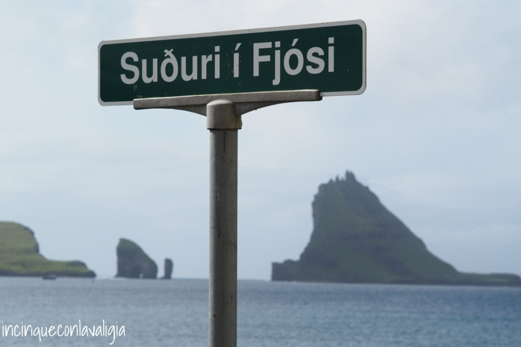 Vista su Drangarnir da Bour Isole Faroe panorama