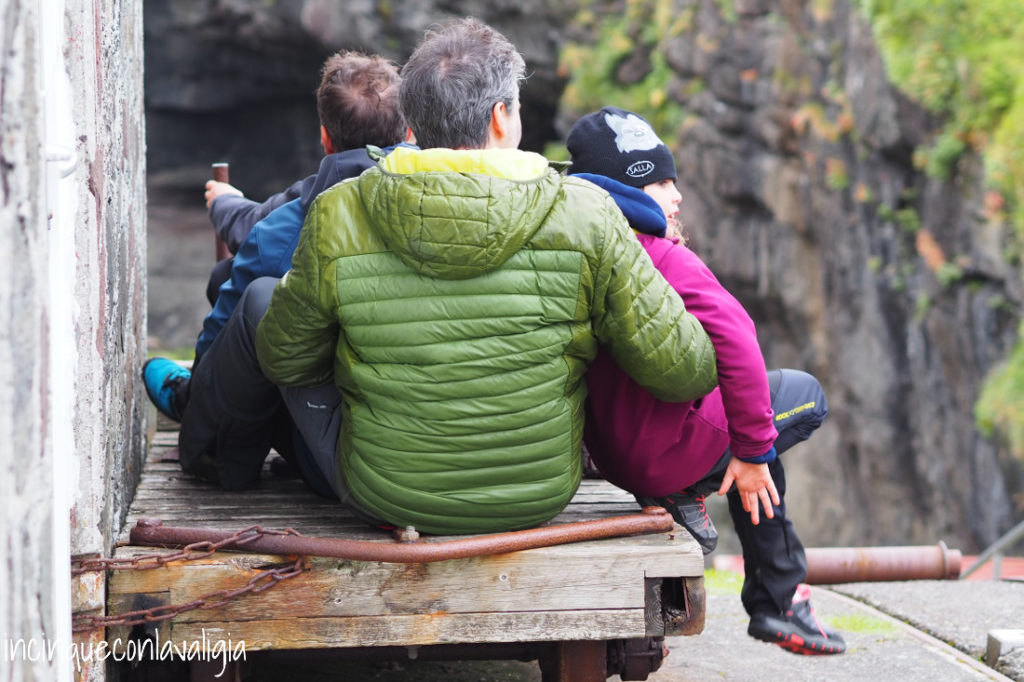 Carrello trasportatore in cima alla gola di Gjogv Isole faroe Gjogv