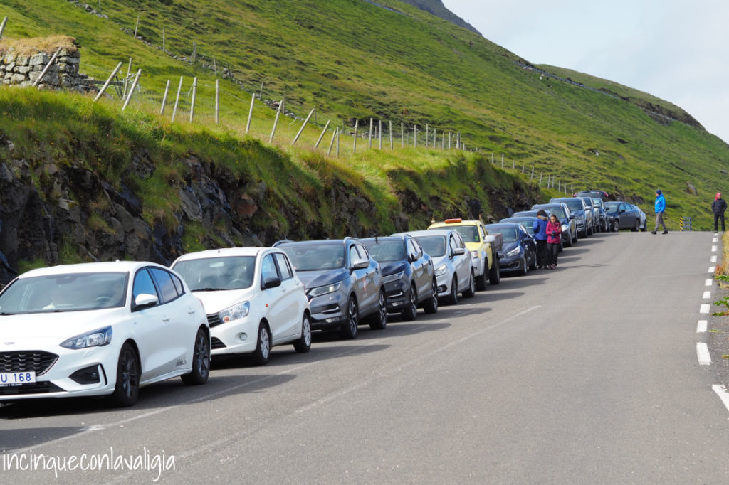 Auto in fila in attesa del traghetto a Kalsoy In attesa per salire sul traghetto di Kalsoy