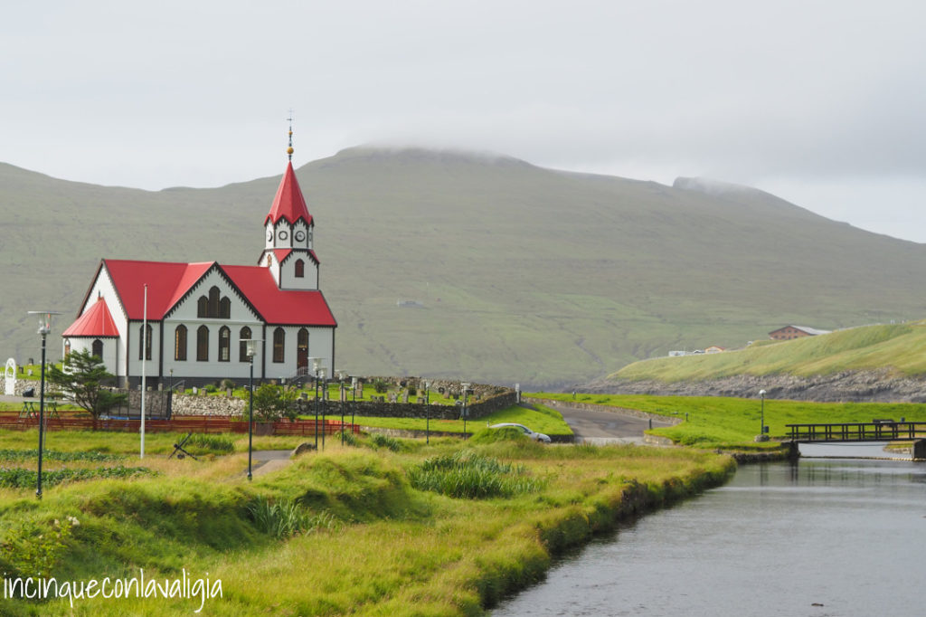 Chiesa col tetto rosso a Sandavagur Sandavagur isola di Vagar