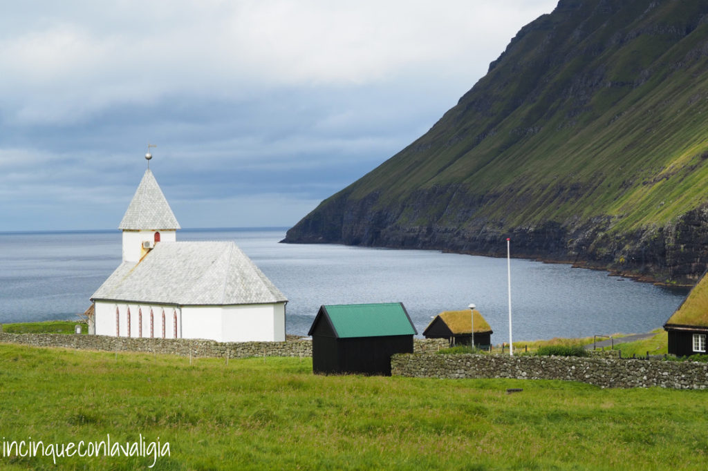 La chiesa bianca di Viðareiði Viðareiði itinerario Isole Faroe