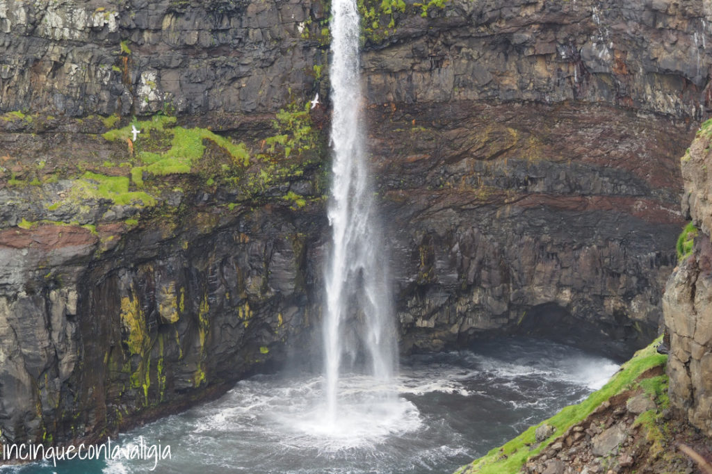 Il salto della cascata Mulafossur Cascata di Mulafossur