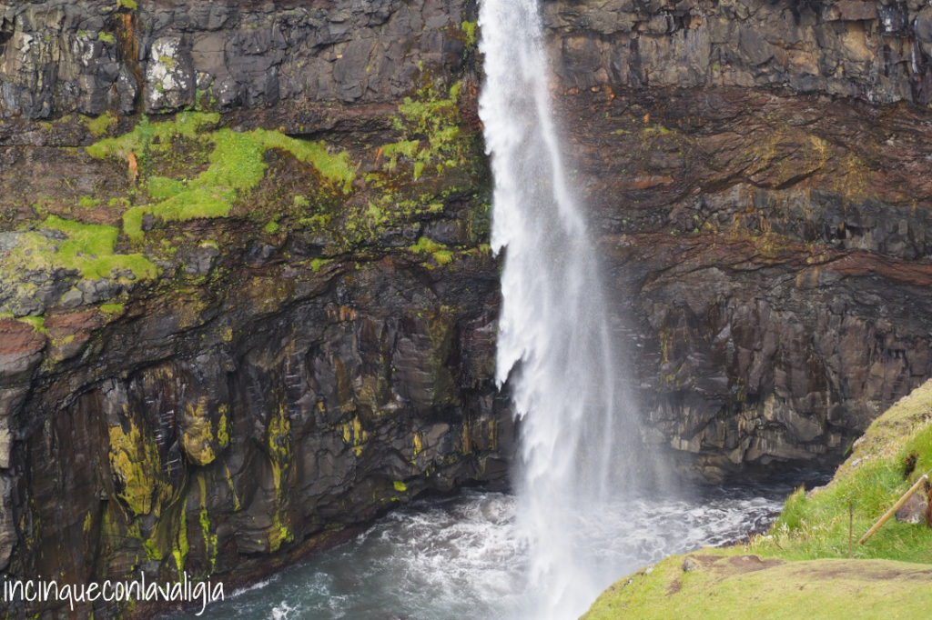 La cascata Mulafossur Cascata Mulafossur