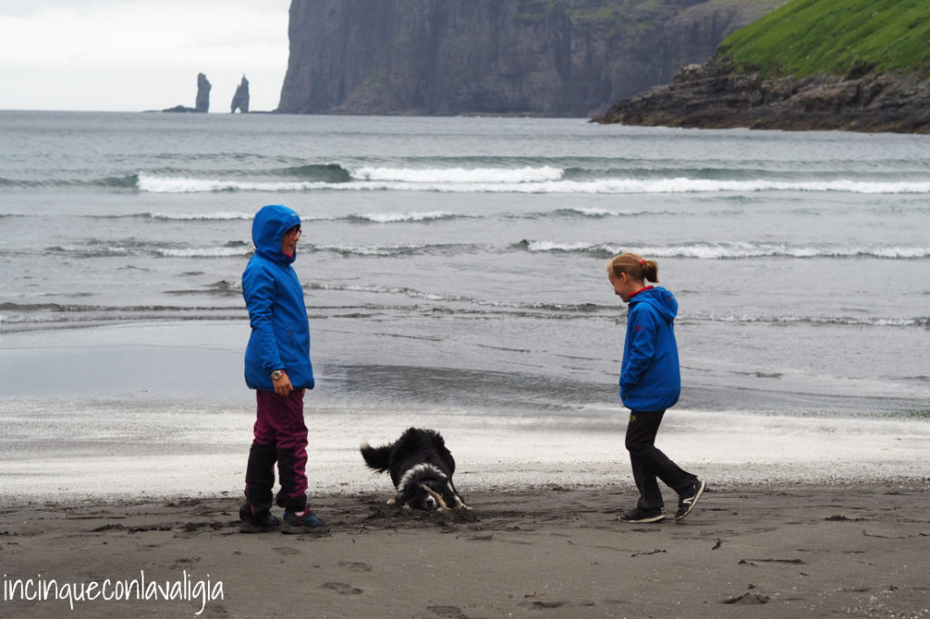 Giochi in spiaggia alle Faroe Giocare in spiaggia alle Isole Faroe con bambini