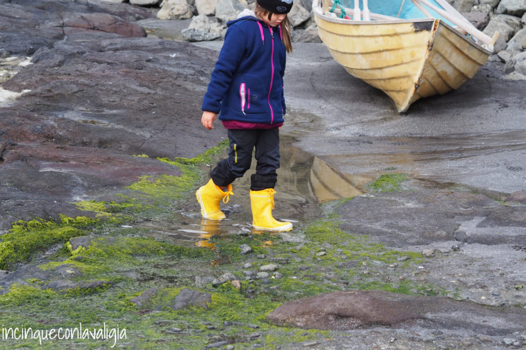 Modalità spiaggia in stivali Isole Faroe con bambini