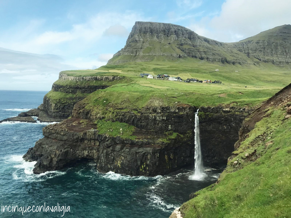La cascaa Mulafossur con il villaggio sullo sfondo Cascata Mulafossur itinerario alle Isole Faroe