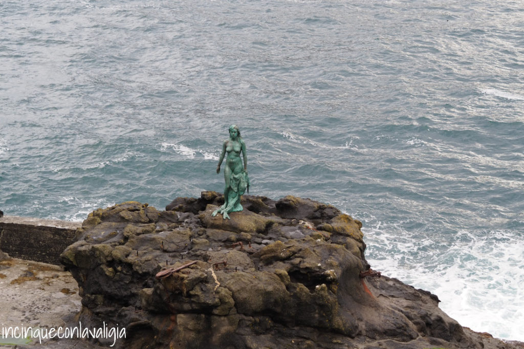 La statua della donna foca a Kalsoy Escursione alle Isole Faroe