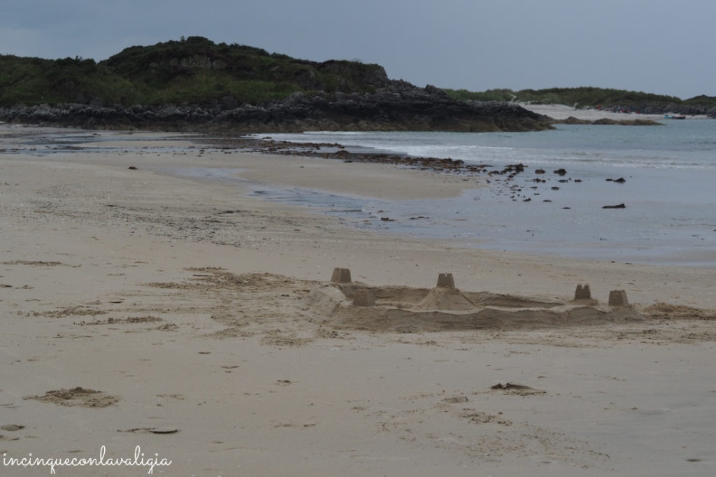 Arisaig spiaggia Scozia Giocare sulla spiaggia alle Highlands