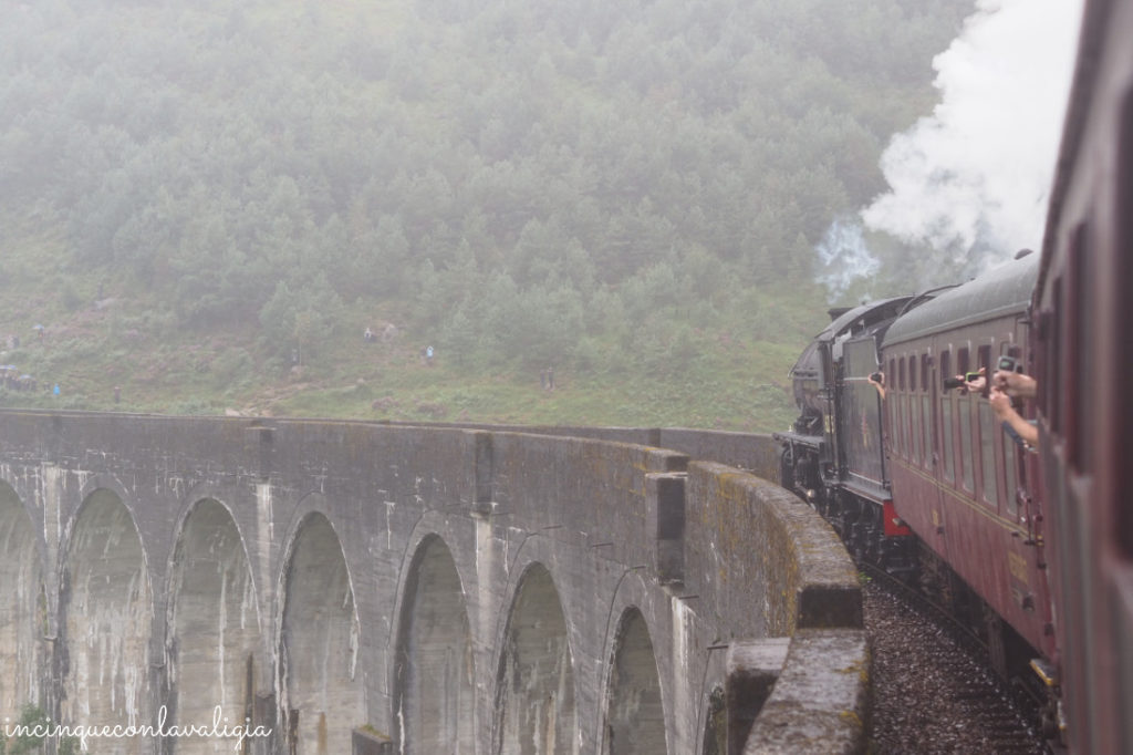 A bordo del treno di Harry Potter in Scozia The Jacobite che passa sul viadotto