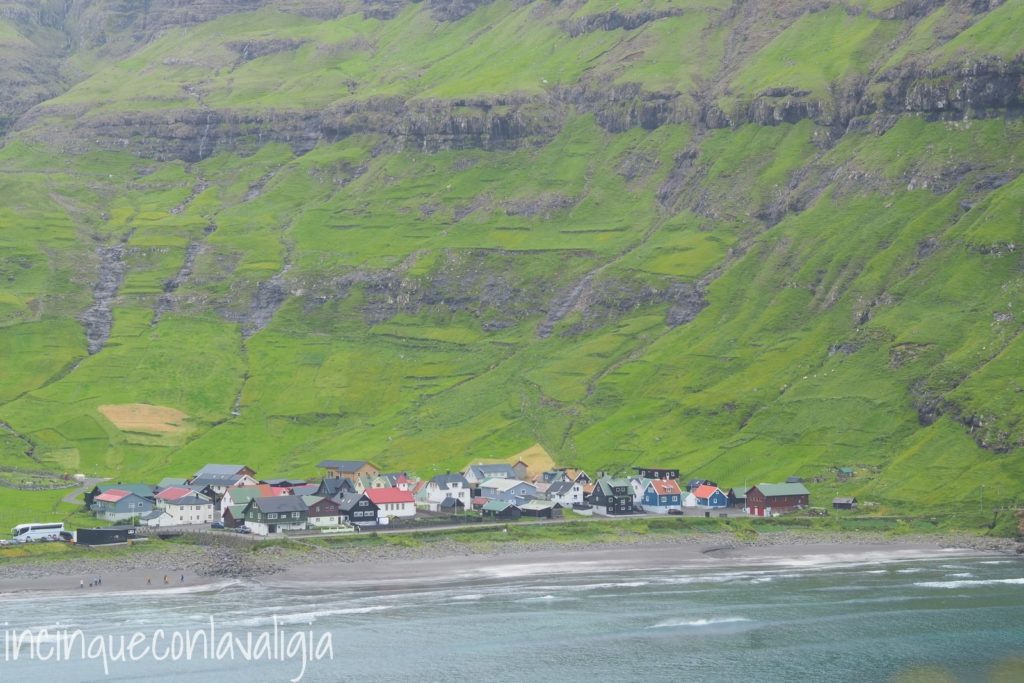 Il villaggio di Tjørunivík visto dalla strada Tjornuvik Itinerario Isole Faroe