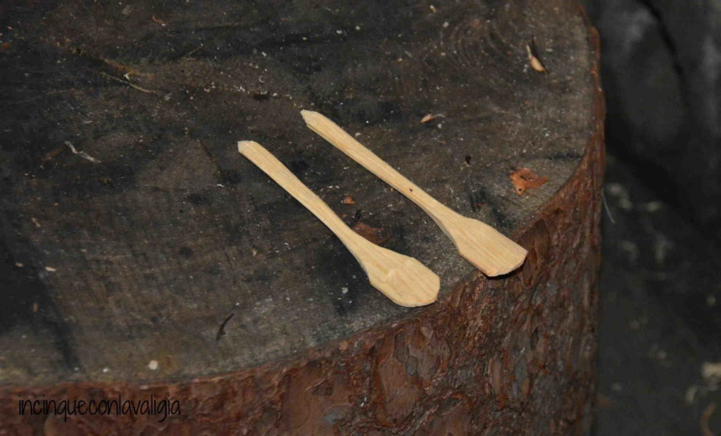 Cucchiaini in legno intagliati al momento in Lapponia Cucchiaini in legno intagliati al momento in Lapponia