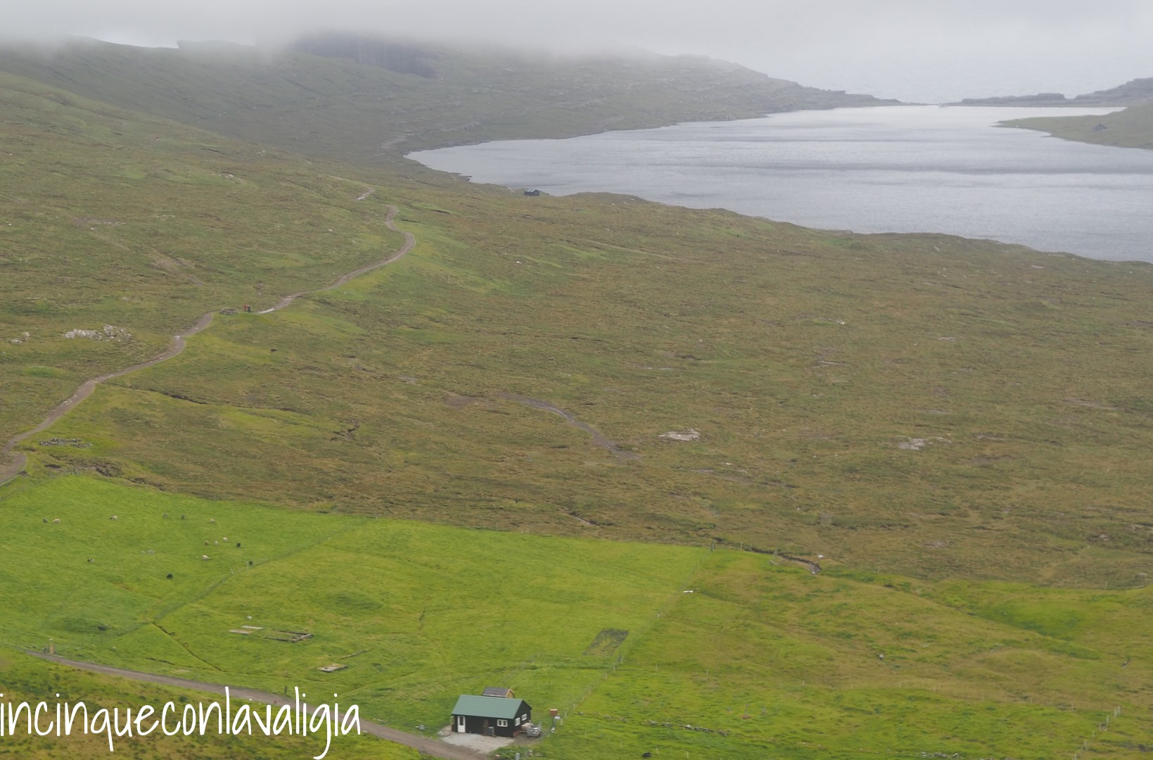 Lago Leitisvatn Faroe dall'elicottero