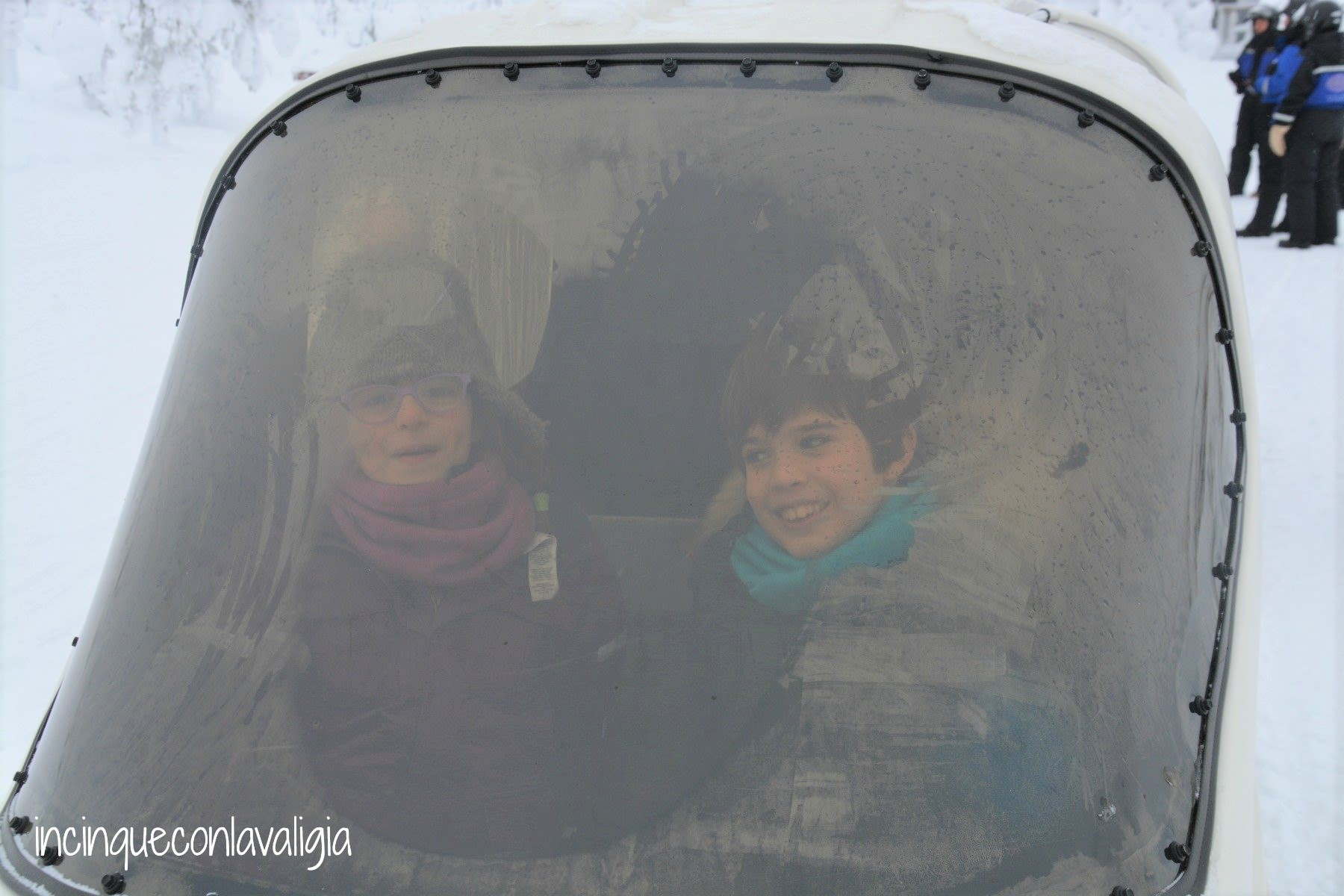 Lapponia con bambini escursione in motoslitta Motoslitta in Lapponia con bambini