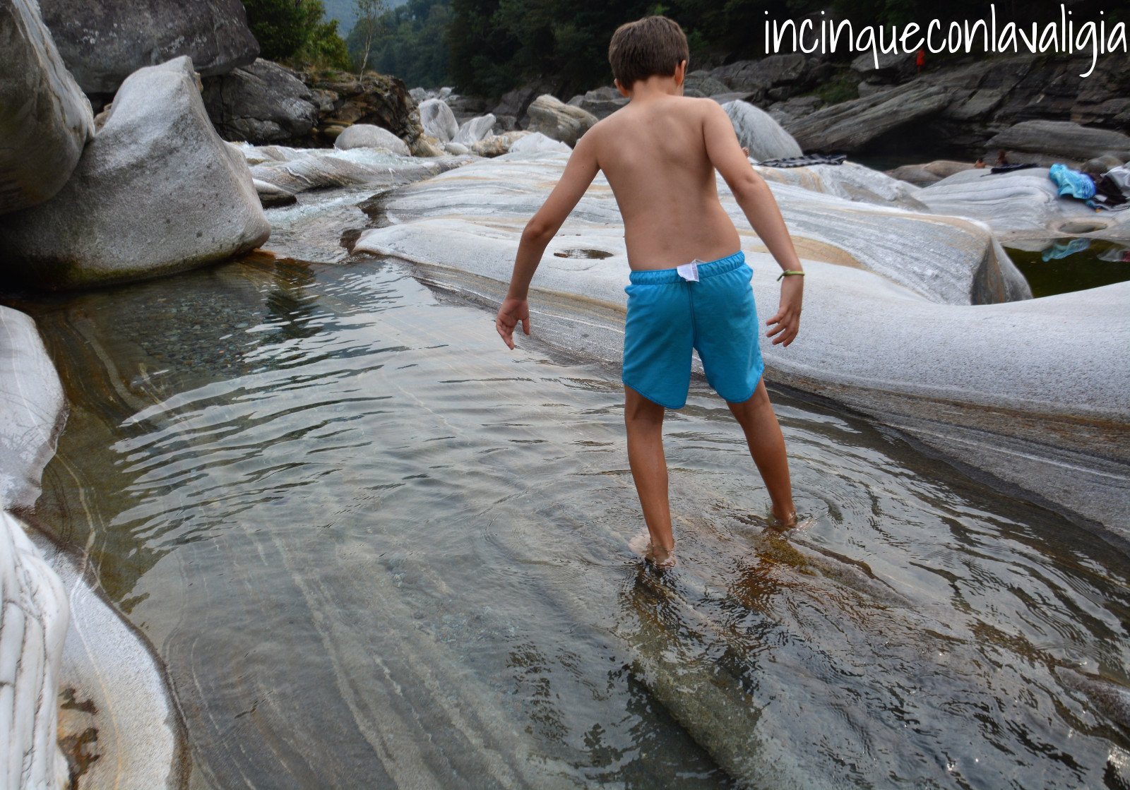 Valle Verzasca con bambini pozze