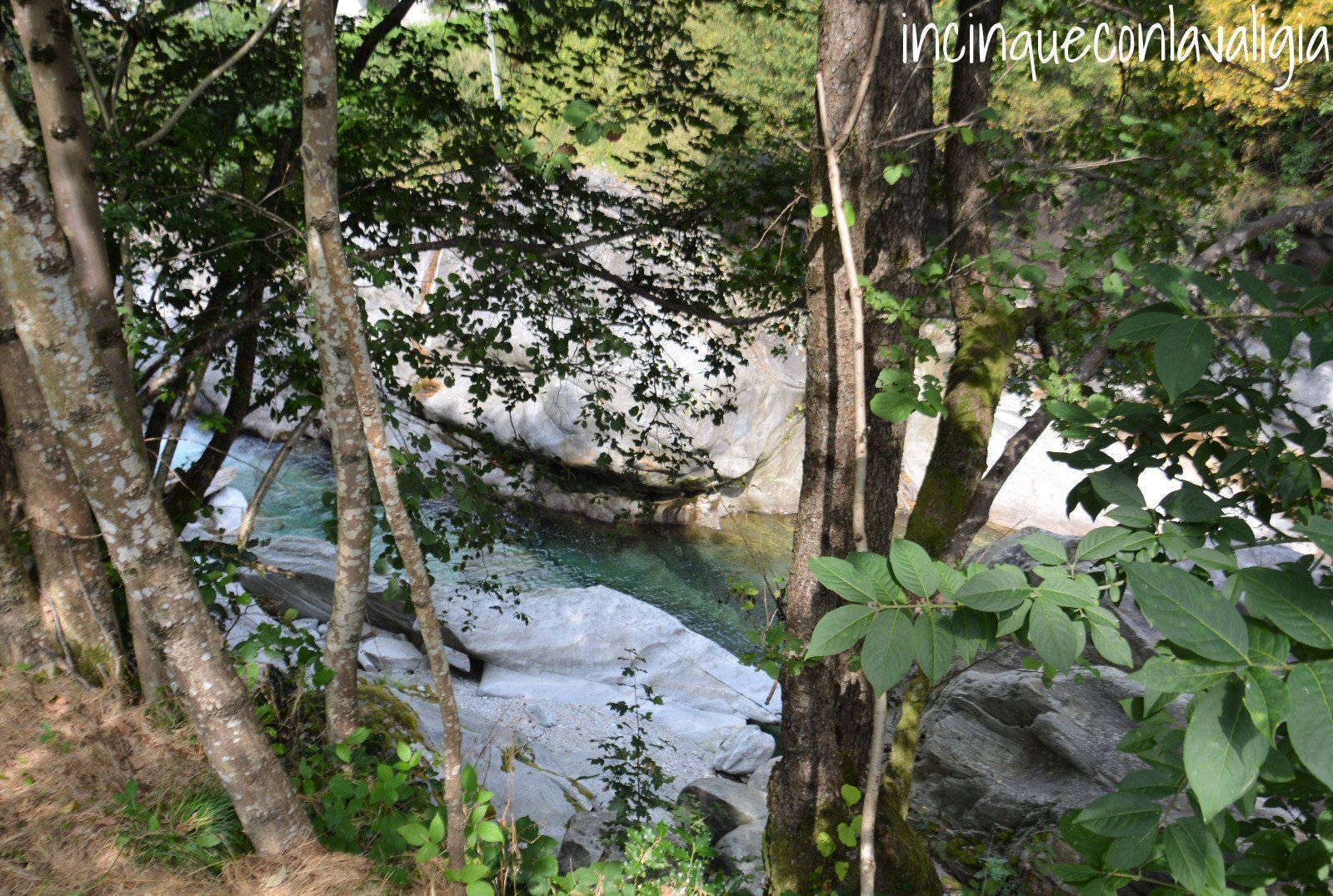 Lungo il fiume in Val Verzasca Val Verzasca lungo fiume
