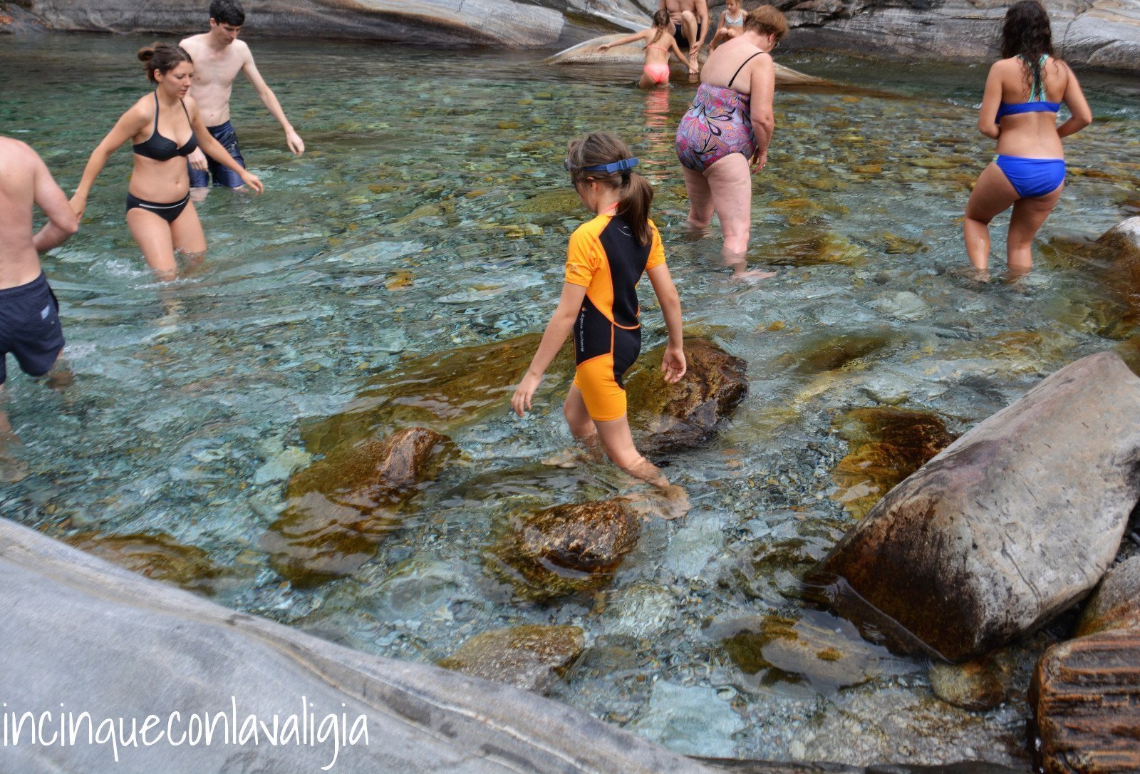 Rinfrescarsi nelle pozze in Valle Verzasca Valle Verzasca con bambini