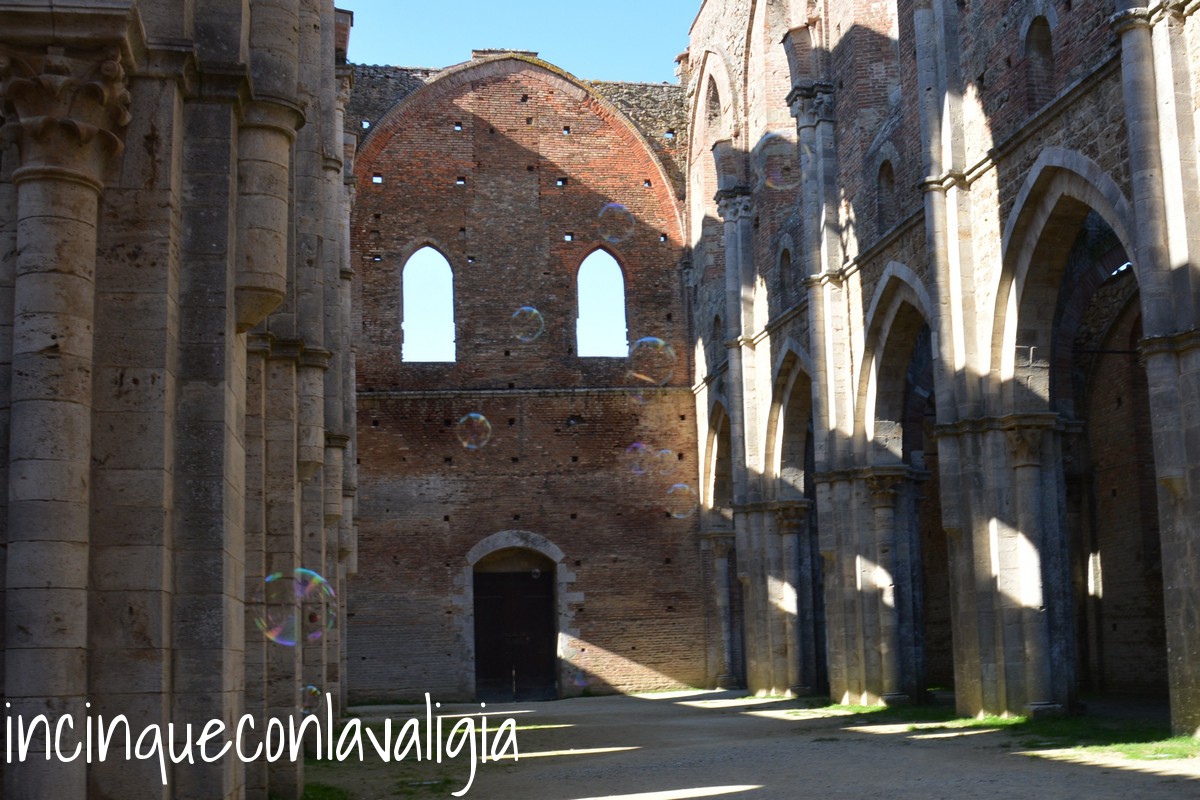 Bolle di sapone a San Galgano San Galgano bolle di sapone