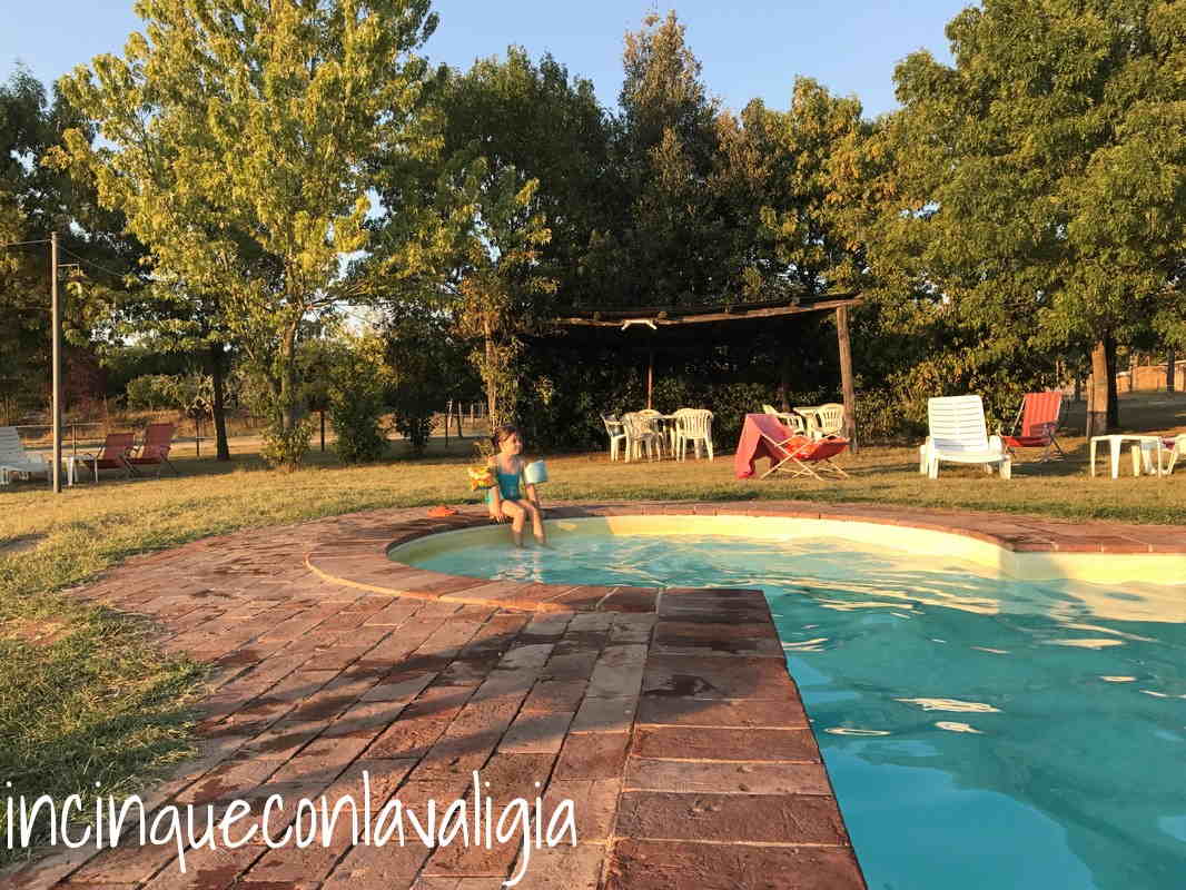 Piscina alla casa di Campagna Agriturismo in Umbria con piscina