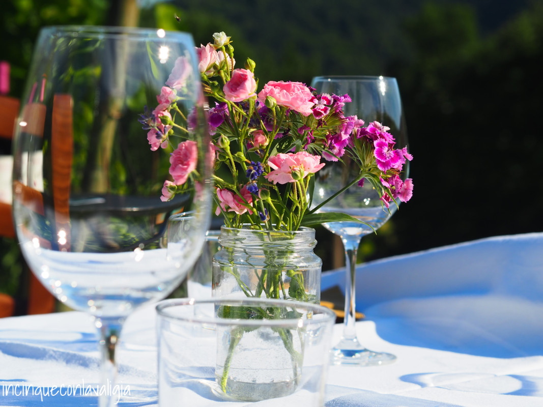 Calici e fiori freschi Dove mangiare al Paco del Curone