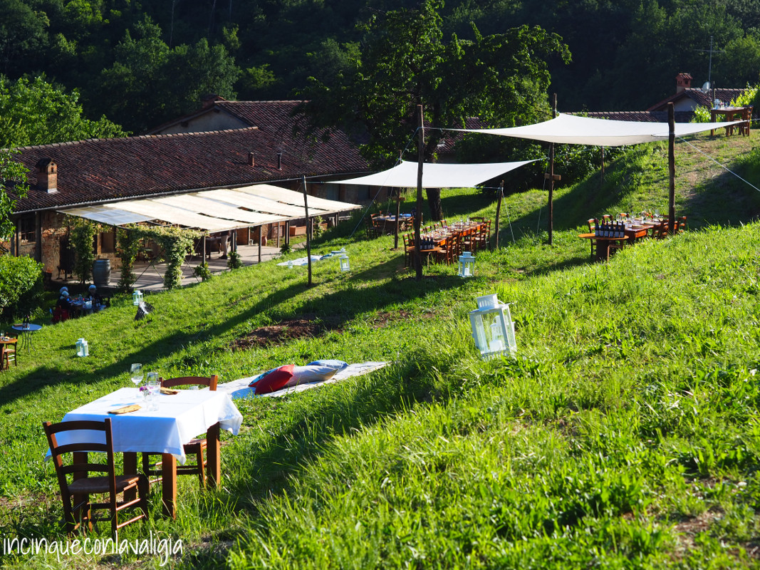 Tavoli apparecchiati per la cena Tavoli apparecchiati per la cena