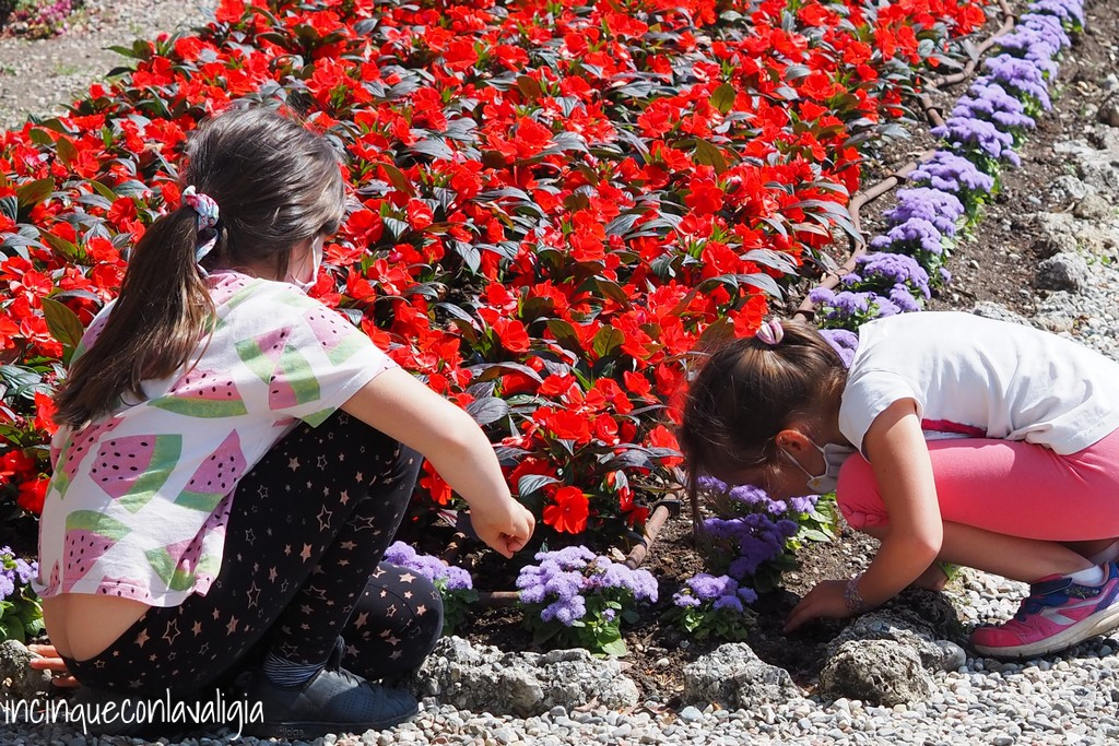 Fioriture con bambini a Villa Carlotta