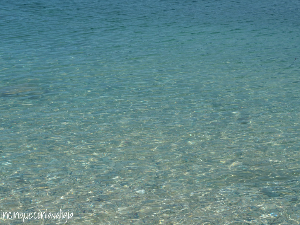 Lago come mare L'acqua cristallina alla baia delle sirene