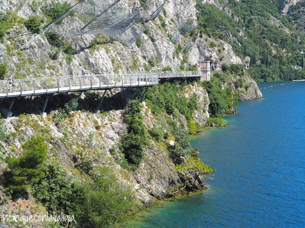 Ciclabile che costeggia il lago