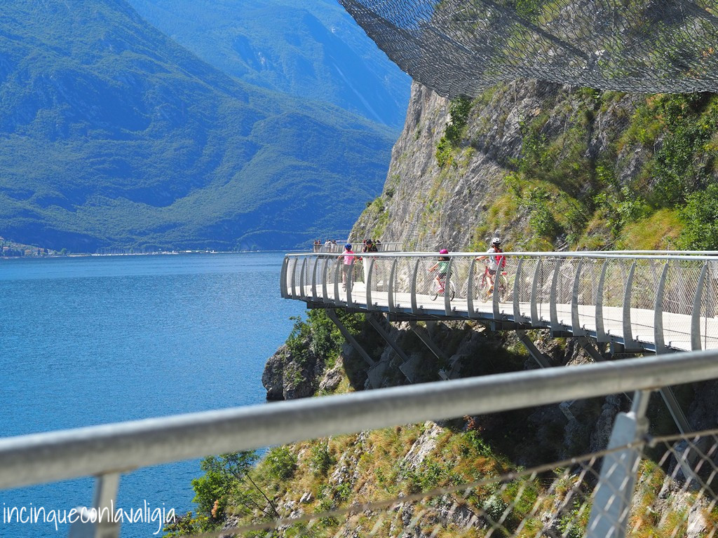 Ciclabile sospesa Lago di Garda con bambini Ciclabile sospesa sul lago