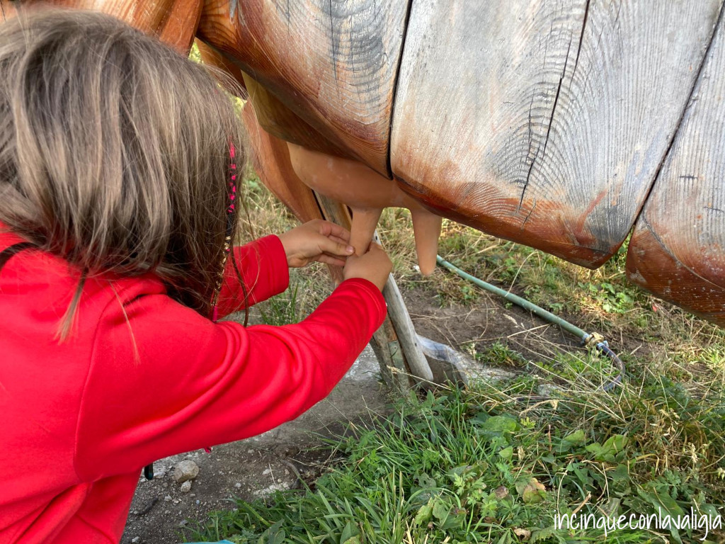 Mammelle di gomma della mucca di legno Sentiero avventura Lauchernalp